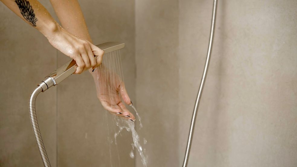 Eine kürzere Duschzeit ist ein klassischer Tipp beim Wasser sparen. Foto: IMAGO/imagebroker