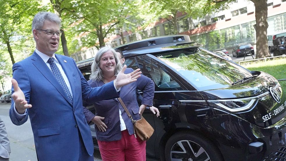 Schnieder und Alexander unterzeichnen Absichtserklärung zur Schaffung einer direkten Schienenverbindung zwischen Deutschland und Großbritannien. Foto: Marcus Brandt/dpa