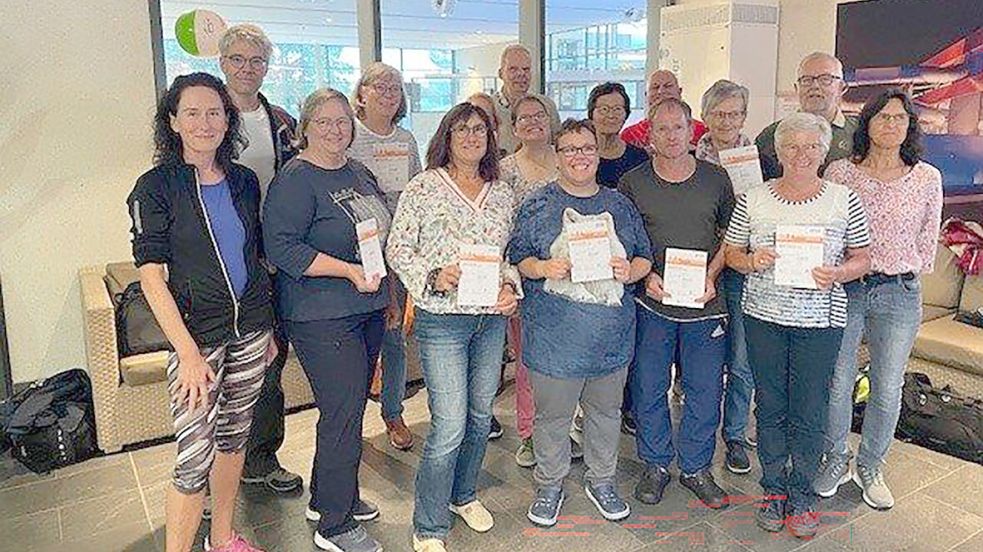Das Foto zeigt (von links): Übungsleiterin Pascale Smid, Benedikt Abrell, Kerstin Süssen, Margret Saathoff, Gerda Heddinga, Heike Jürgens, Gerold Bohlen, Vanessa Großjohann, Kristina Saathoff, Wilma Reimer, Wilfried de Wall, Helmut de Wall, Hildegard Lienemann, Hilde Gieseler, den Vorsitzenden Erold Buder und Sportleiterin Gertrud de Wall. Foto: privat