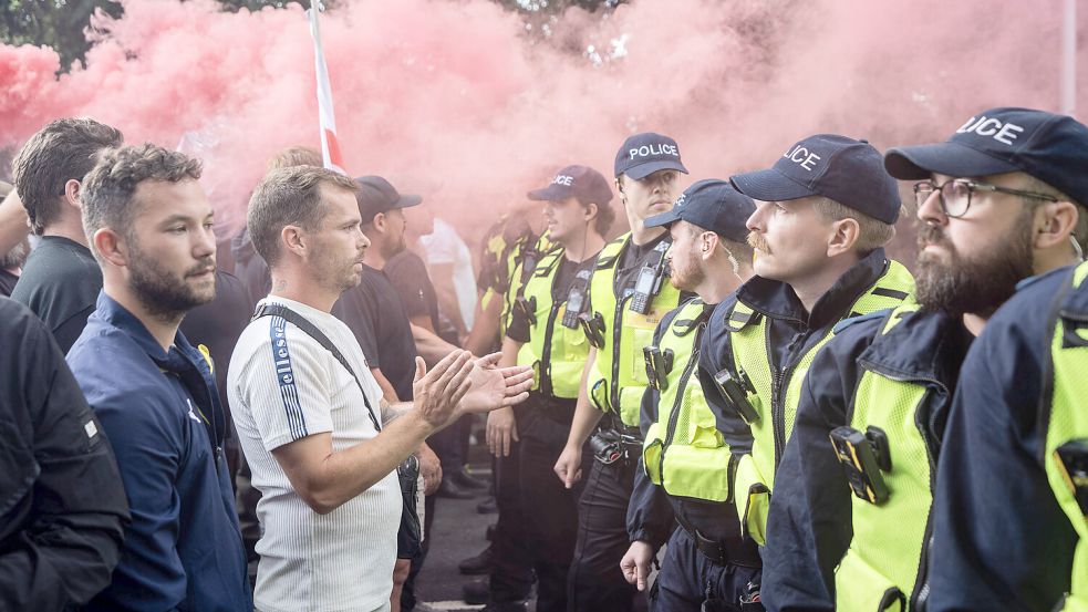 Vor dem Bell Hotel in Epping hinderte die Polizei rechtsextreme Demonstranten daran, zu den Gegendemonstranten zu gelangen. Foto: IMAGO/ZUMA Press Wire/Lab Ky Mo