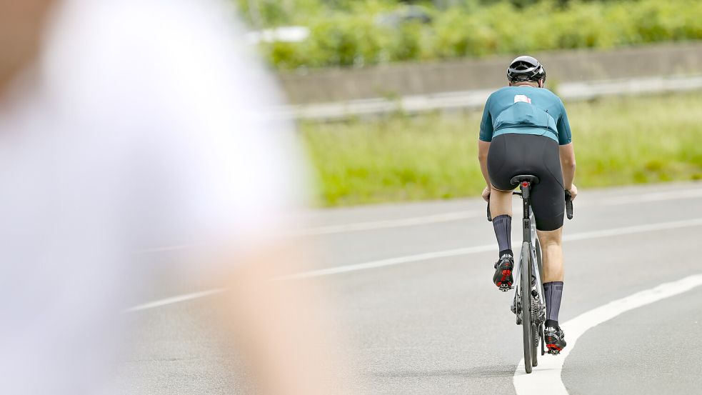 Radfahrer sieht man besonders im Fahrradland Ostfriesland oft auf den Straßen. Dürfen sie dort überhaupt fahren? Symbolbild: Christoph Reichwein/dpa