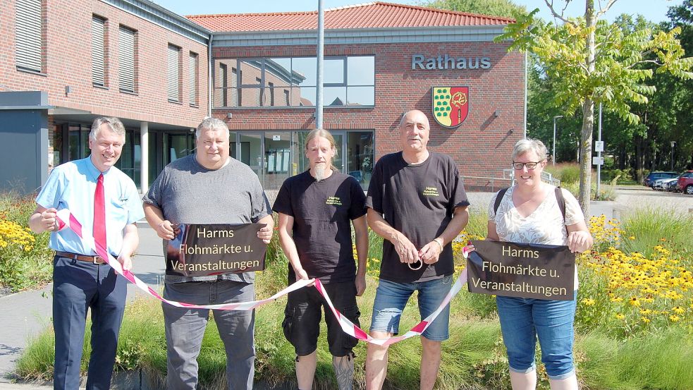 Freuen sich auf den anstehenden Riesen-Flohmarkt: Ihlows Bürgermeister Arno Ulrichs (von links), der Simonswoldmer Ortsbürgermeister Hinrich Päben, die beiden Organisatoren Sascha und Horst Harms sowie Lisa Ubben von der Simonswoldmer Dorf-AG. Foto: Imke Cirksena