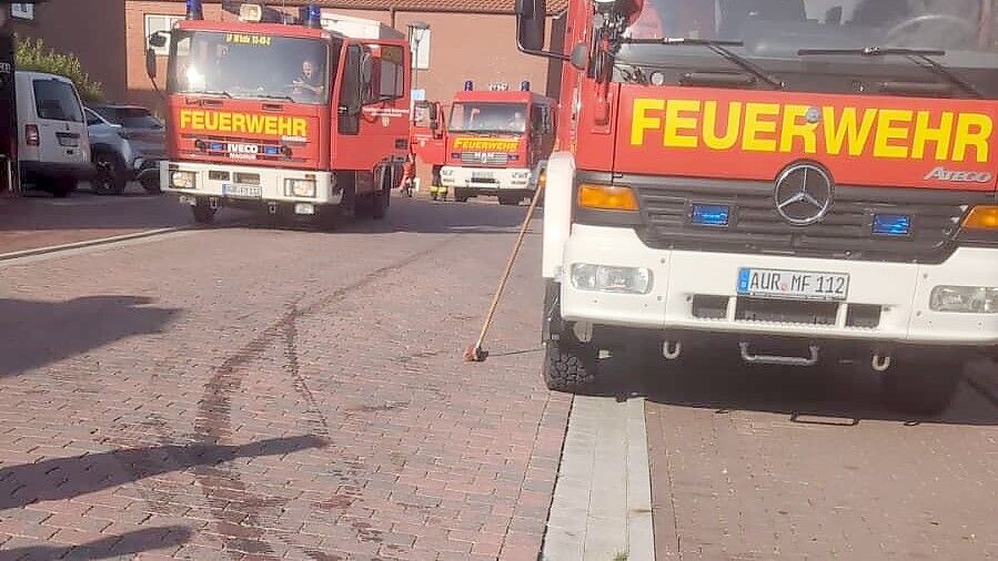 In Marienhafe wurden unter anderem Teile der Straße Am Markt verunreinigt. Foto: Feuerwehr