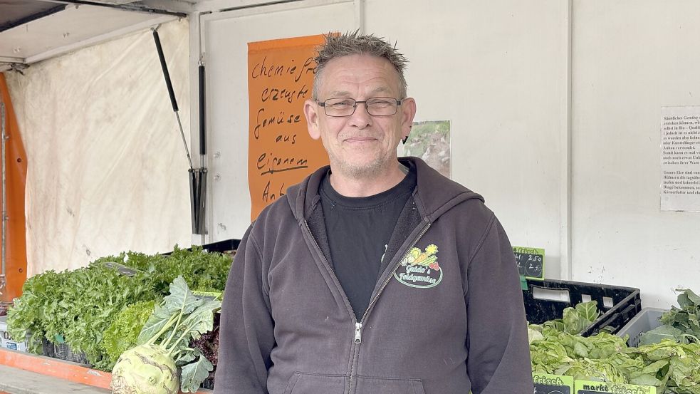 Guido Brück ist seit vier Jahren mit seinem Gemüsestand auf dem Auricher Markt. Foto: Leona Spindler