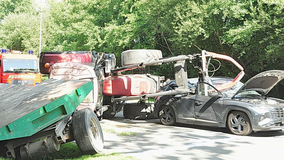 Der Traktor kippte auf ein Auto. Foto: Bodo Wolters