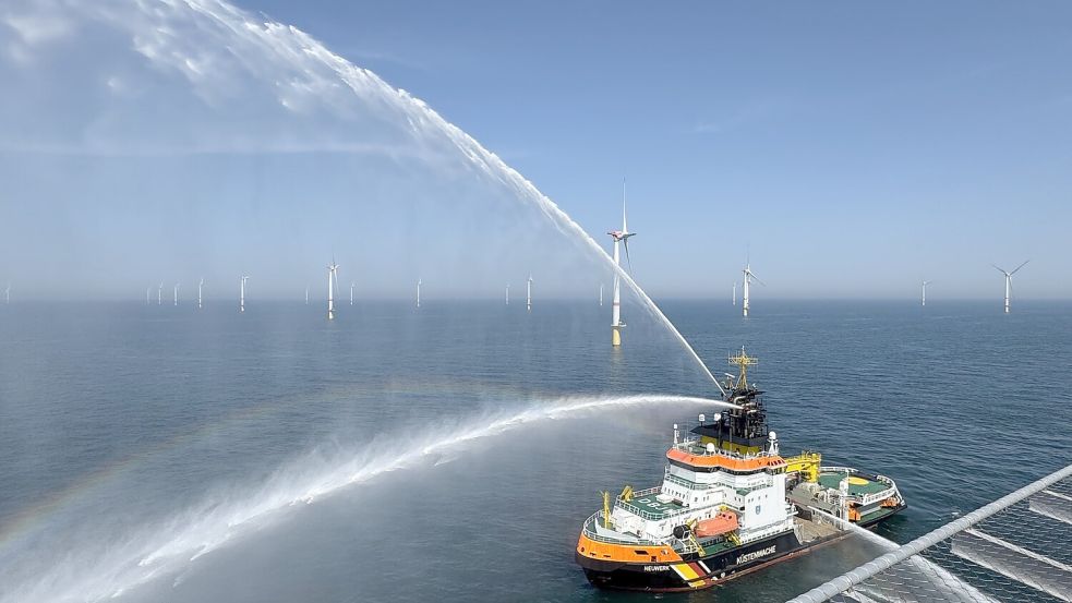 Das Mehrzweckschiff NEUWERK der Wasserstraßen- und Schifffahrtsverwaltung des Bundes trainiert den Einsatz ihrer so genannten "Löschmonitore". Die beiden großen Feuerlöschkanonen können bis zu 20.000 Liter Wasser pro Minute werfen. Foto: Havariekommando