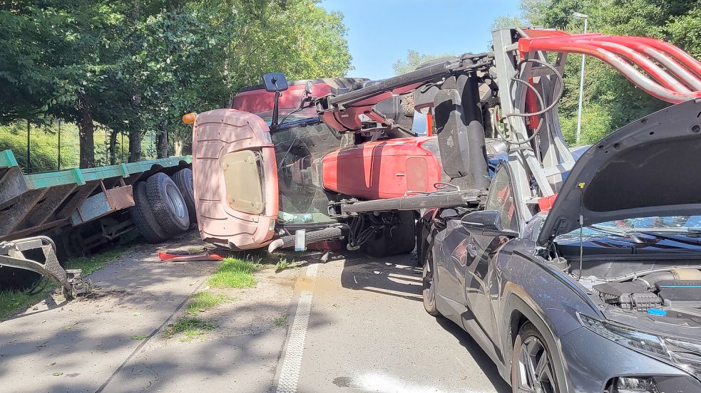 Der Traktor kippte auf die Seite. Foto: Bodo Wolters