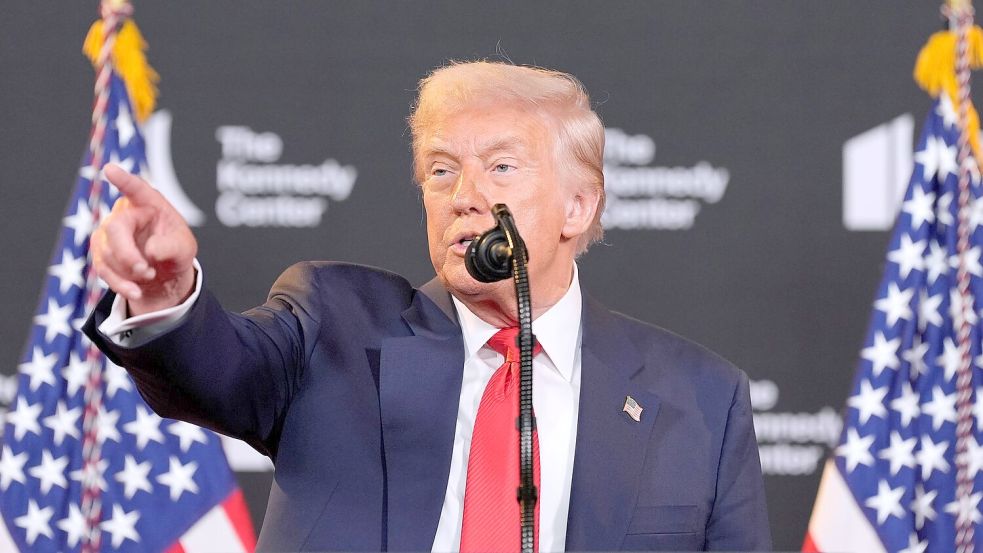 US-Präsident Donald Trump droht Wladimir Putin vor dem Alaska-Gipfel mit schwerwiegenden Konsequenzen, sollte der Kremlchef nicht einlenken. Foto: Alex Brandon/AP/dpa