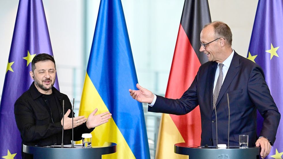 Signal an Putin und Trump: Kanzler Friedrich Merz demonstriert beim Auftritt mit dem ukrainischen Präsidenten Wolodymyr Selenskyj freundschaftliche Nähe. Foto: Fabian Sommer/dpa