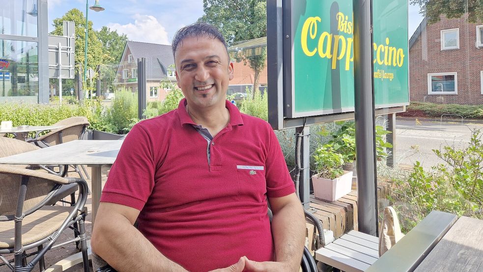 Seit 2020 führt Nejdet Kurt das Bistro Cappuccino im Herzen von Remels. Foto: Wiebke Rose