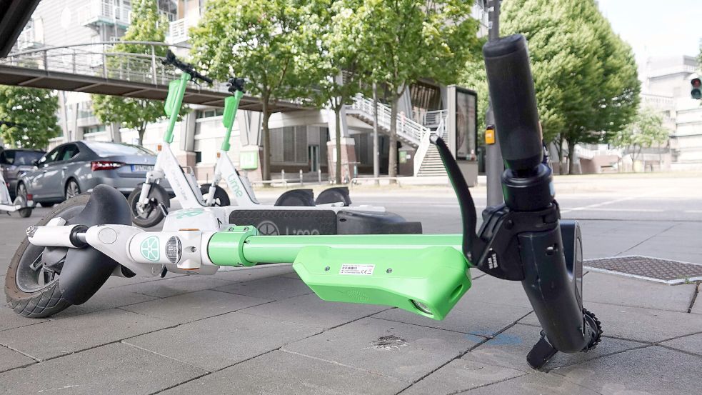 Ein E-Scooter liegt auf einem Gehweg: Wer ihn da hingeworfen wird, lässt sich kaum feststellen - und das macht Haftungsfragen schwierig. Foto: dpa/Julian Weber