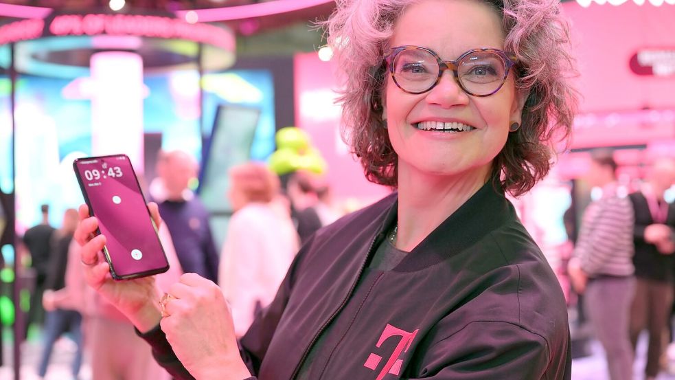 Telekom-Vorständin Claudia Nemat hält große Stücke auf das neue Smartphone ihrer Firma. Foto: Wolf von Dewitz/dpa