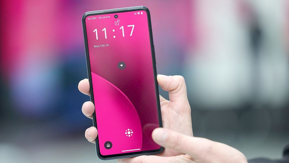 So sieht die Oberfläche des Smartphones aus, wenn man mit dem KI-Sprachassistenten spricht - Apps sieht man dann nicht. Foto: Oliver Berg/dpa