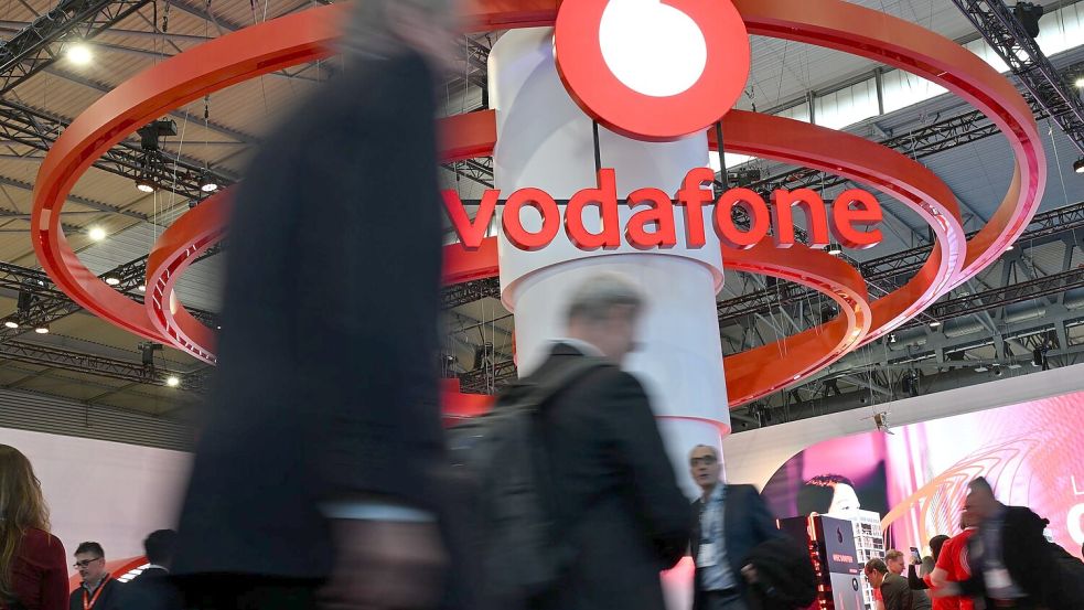 Während die Deutsche Telekom ein eigenes KI-Smartphone auf den Markt bringt, setzt Konkurrent Vodafone auf die Geräte von etablierten Handyherstellern. Foto: Wolf von Dewitz/dpa