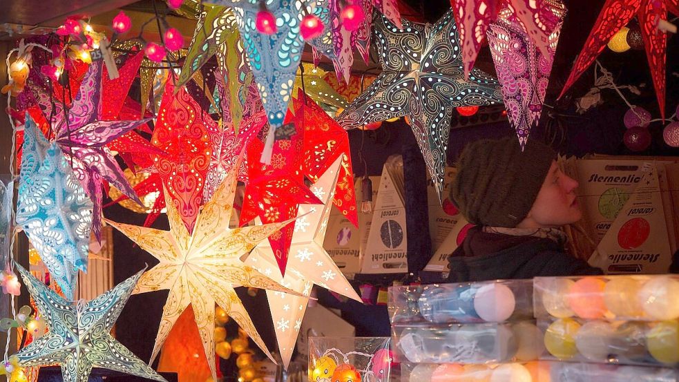 Lichter, Genuss und Musik – der Winterzauber auf Norderney sorgt zwischen den Jahren für entspannte Stimmung und kulinarische Highlights direkt am Kurplatz. Symboldbild: pixabay