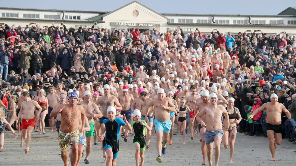 Mit vollem Elan in die kalte Nordsee: Das Neujahrsbaden auf Norderney ist eine Tradition mit Wurzeln in den Niederlanden und gehört seit über 50 Jahren zum festen Jahresstart auf der Insel. Foto: Volker Bartels/dpa
