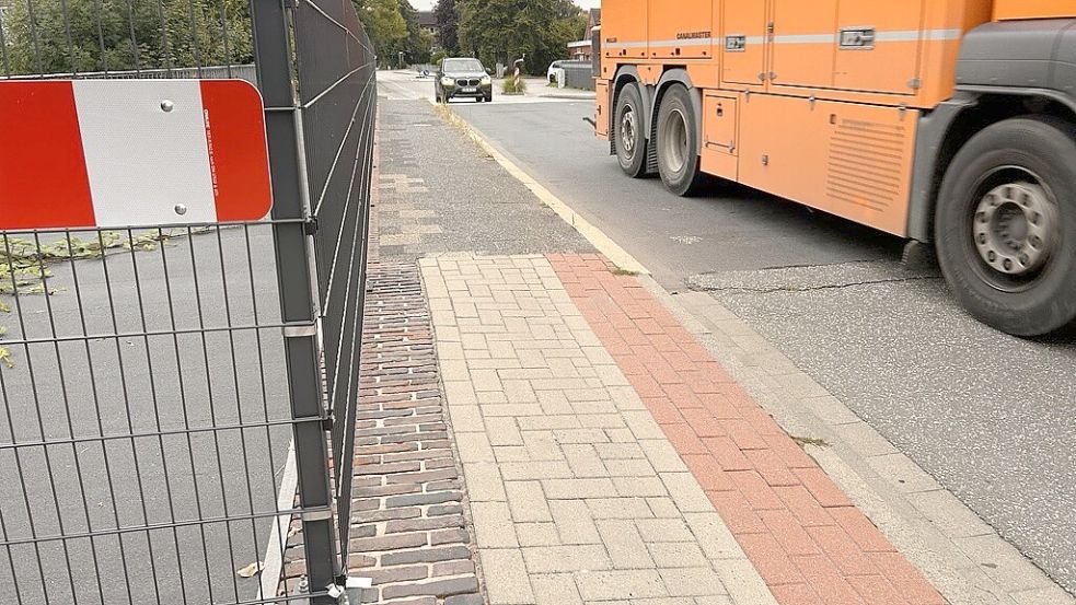Fußgängern und Radfahrern bleibt derzeit ein 1,5 Meter breiter Streifen, den sie sich teilen müssen. Foto: Stephanie Tomé