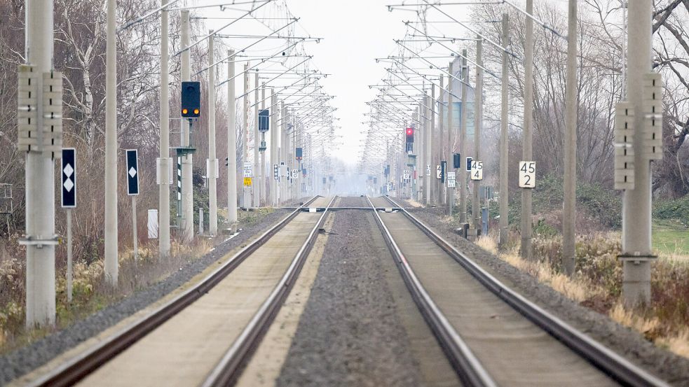 Der geplante Bahnneubau in Niedersachsen sorgt für Debatten. Foto: dpa/ Julian Stratenschulte