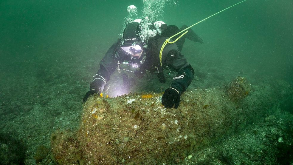 Forschungstaucher haben vor Helgoland historische britische Kanonen gefunden. Foto: Florian Huber/submaris/dpa