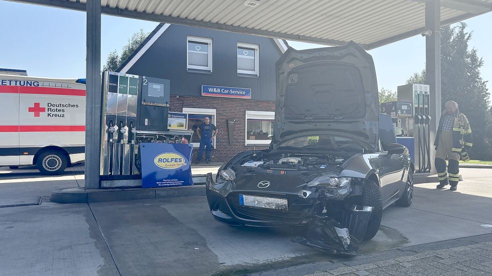 Der Wagen prallte frontal in die Tankstelle in Logabirum. Foto: Lars Löschen