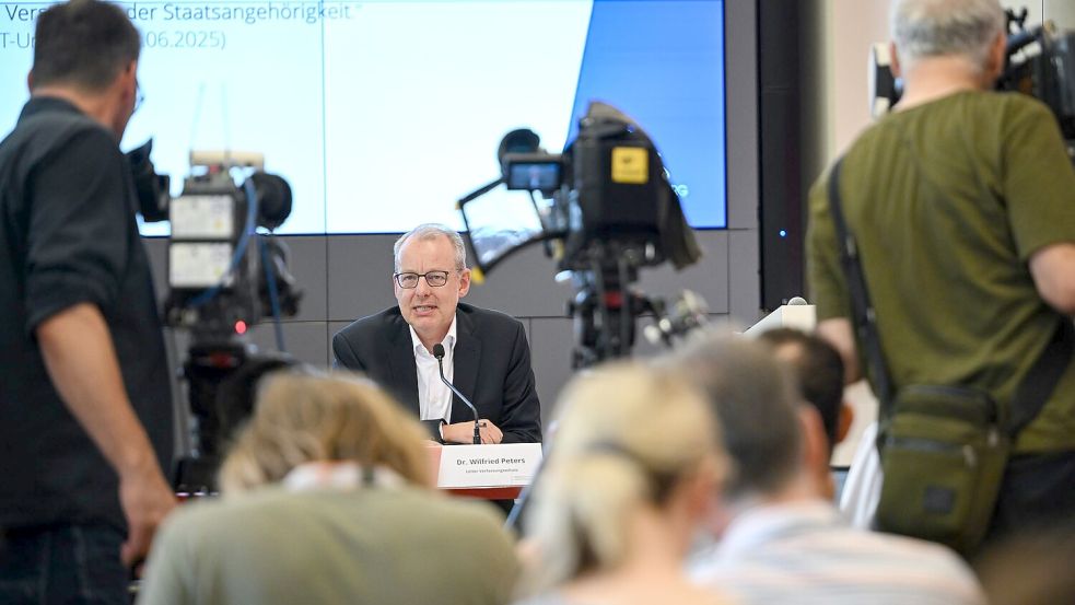 Der Leiter des Verfassungsschutzes legt die Begründung dafür vor, warum die AfD in Brandenburg als gesichert rechtsextremistische Bestrebung eingestuft wird. Foto: Britta Pedersen/dpa