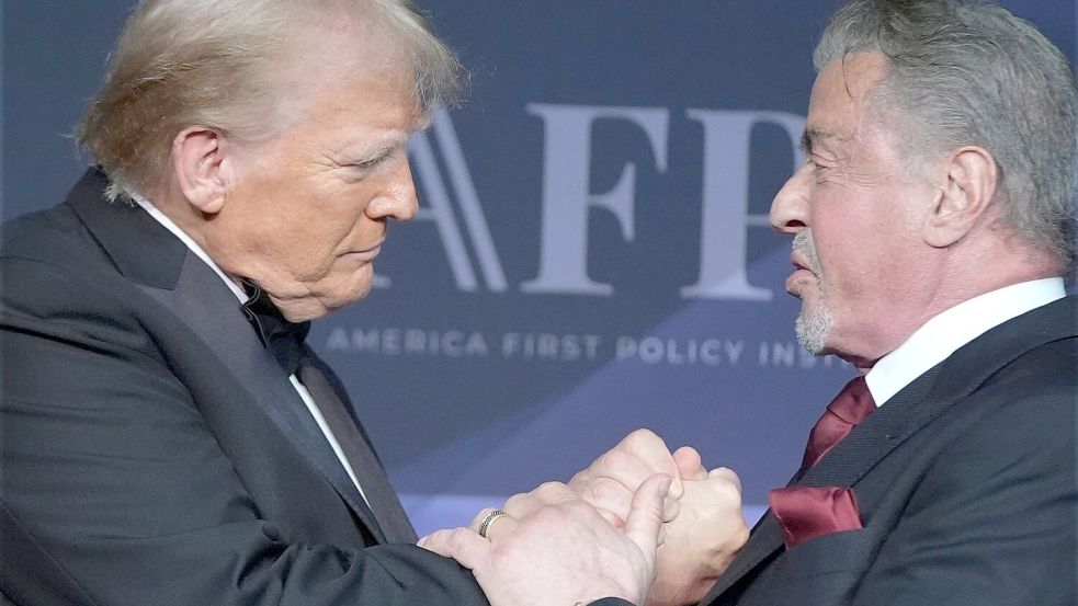 Zwei, die sich gern haben: US-Präsident Donald Trump und Actionfilm-Ikone Sylvester Stallone, (Archivbild) Foto: Alex Brandon/AP/dpa