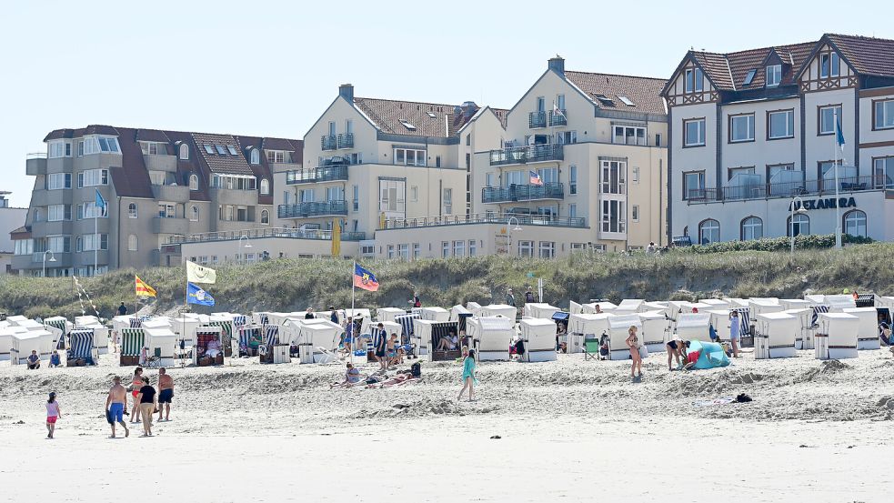 Feriengäste genießen das Wetter am Strand von Wangerooge. Foto: Lars Penning/dpa