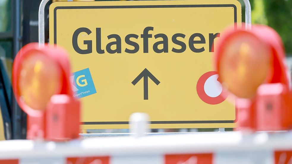 Hier wird Glasfaser verlegt, wie an einem Schild in Erfurt zu erkennen ist. Foto: Michael Reichel/dpa