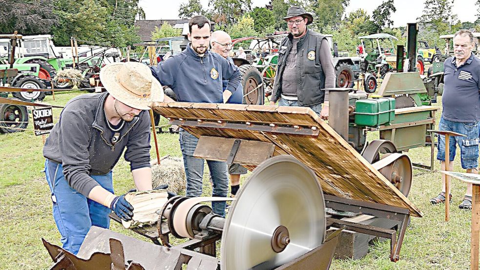 Technik, die früher in der Landwirtschaft eingesetzt wurde, kann man bei den Hatshauser Landtagen in Aktion sehen. Foto: Melchert Stromann/Archiv
