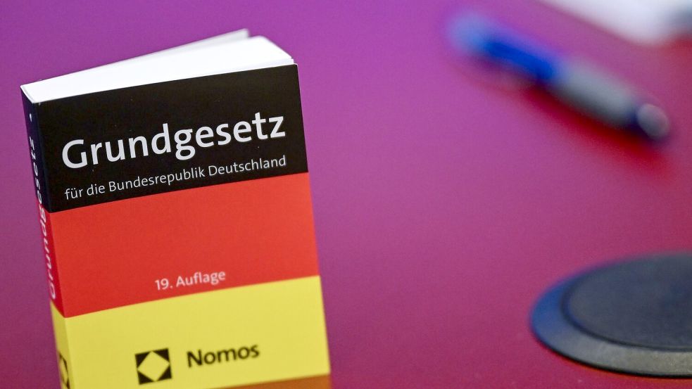 Das Grundgesetz in Miniatur-Ausgabe steht bei der Pressekonferenz zur AfD auf einem Tisch. Foto: Britta Pedersen/dpa