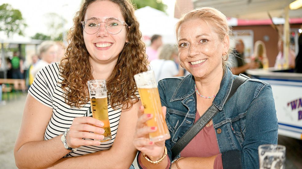 In Nortmoor wird mit Bier angestoßen. Foto: Stromann/Archiv