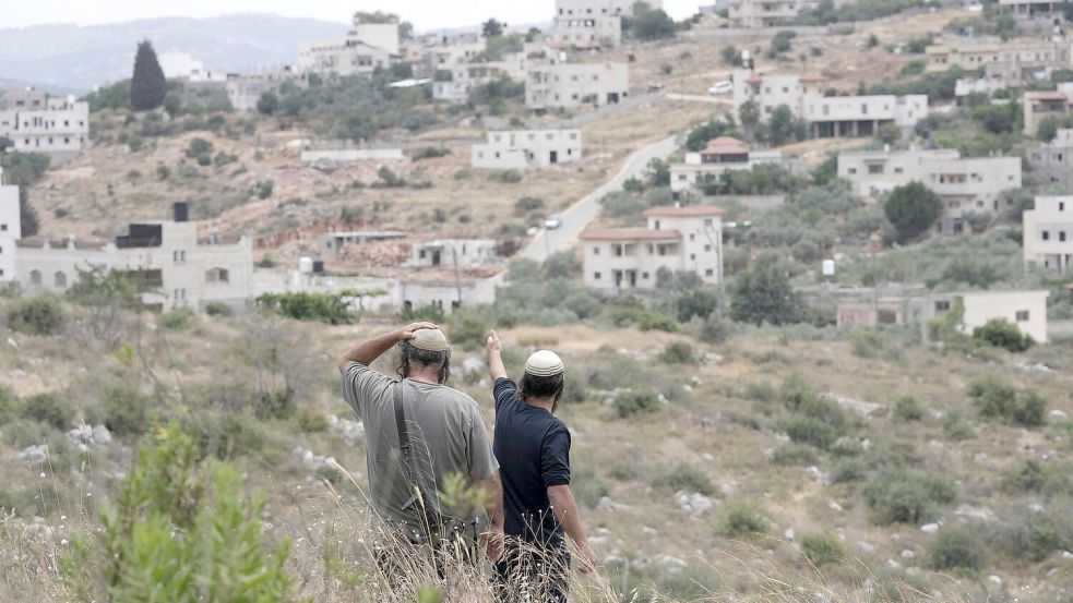 Die neuen Häuser würden das Westjordanland in zwei Teile zerschneiden. (Archivfoto) Foto: Maya Alleruzzo/AP/dpa