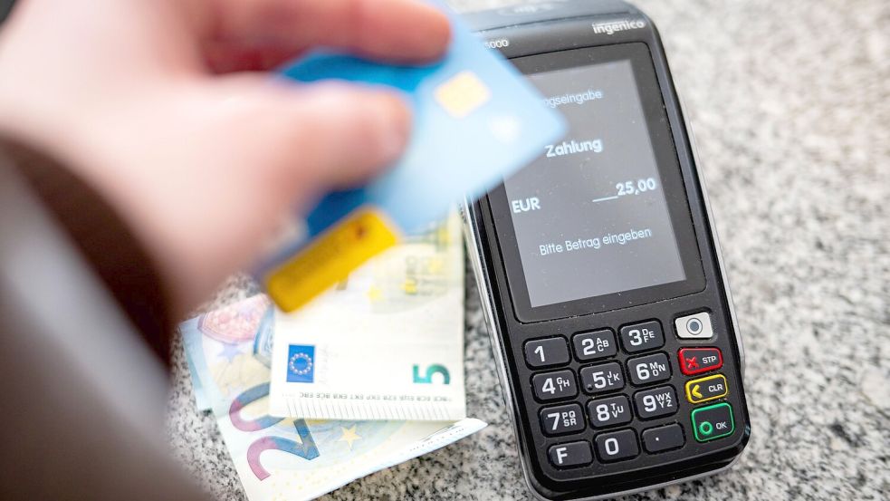 Sowohl zu Hause als auch im Ausland greift zum Bezahlen nur noch gut ein Drittel der Deutschen auf Bargeld zurück. (Symbolbild) Foto: Sina Schuldt/dpa