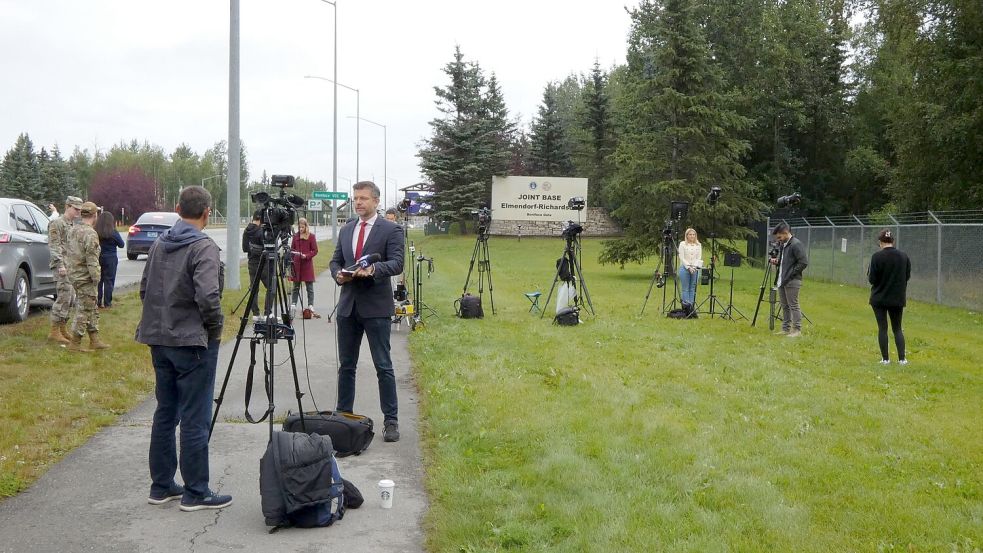 Journalisten stehen am Militärstützpunkt, auf dem das Treffen zwischen Putin und Trump voraussichtlich stattfindet. Foto: Luzia Geier/dpa