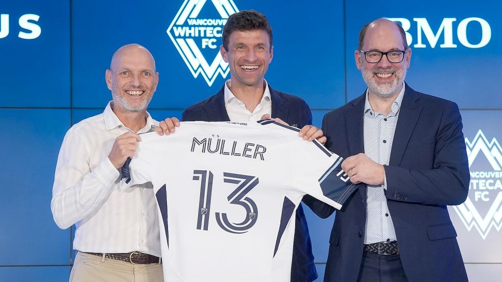 Trainer Sörensen (links) und Müller haben bereits ein gutes Verhältnis, findet Manager Schuster (rechts). Foto: Darryl Dyck/Canadian Press via ZUMA Press/dpa