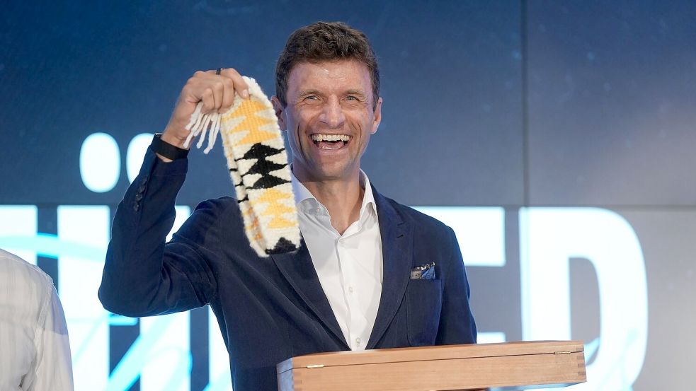 Müller bekam als Gastgeschenke eine Adler-Feder und ein handgefertiges Stirnband. Foto: Darryl Dyck/Canadian Press via ZUMA Press/dpa