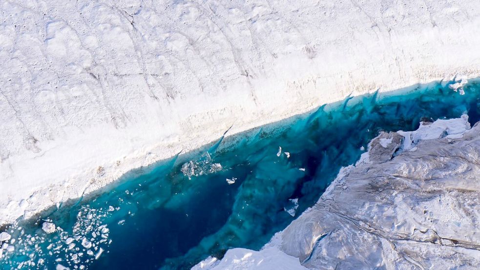 Auf einem Gletscher in Grönland hat sich ein See gebildet. Foto: Ole Zeising/Alfred-Wegener-Institut /dpa