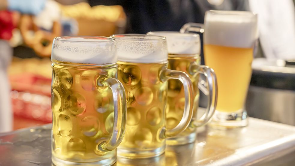 Im Sommer ein Bier genießen. Warum nicht gleich alkoholfrei? Immer mehr Menschen verzichten auf Promille – und greifen zur bewussteren Alternative. Foto: IMAGO/Wolfgang Maria Weber