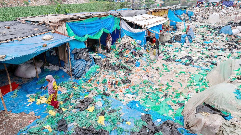 Viele Entwicklungsländer versinken mangels Recyclingmöglichkeiten in Plastikmüll. (Archivbild) Foto: Suvra Kanti Das/ZUMA Press Wire/dpa