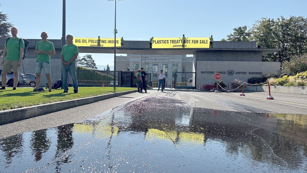 Greenpeace protestierte in Genf gegen den Einfluss der Öllobby auf die Verhandlungen. (Archiv) Foto: Christiane Oelrich/dpa