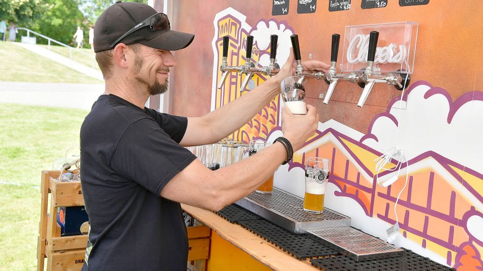 Hier dreht sich alles ums Bier: sechs Brauereien bieten beim diesjährigen Greetsieler Bierfest ihre Erzeugnisse an. Foto: Heinz Wagenaar