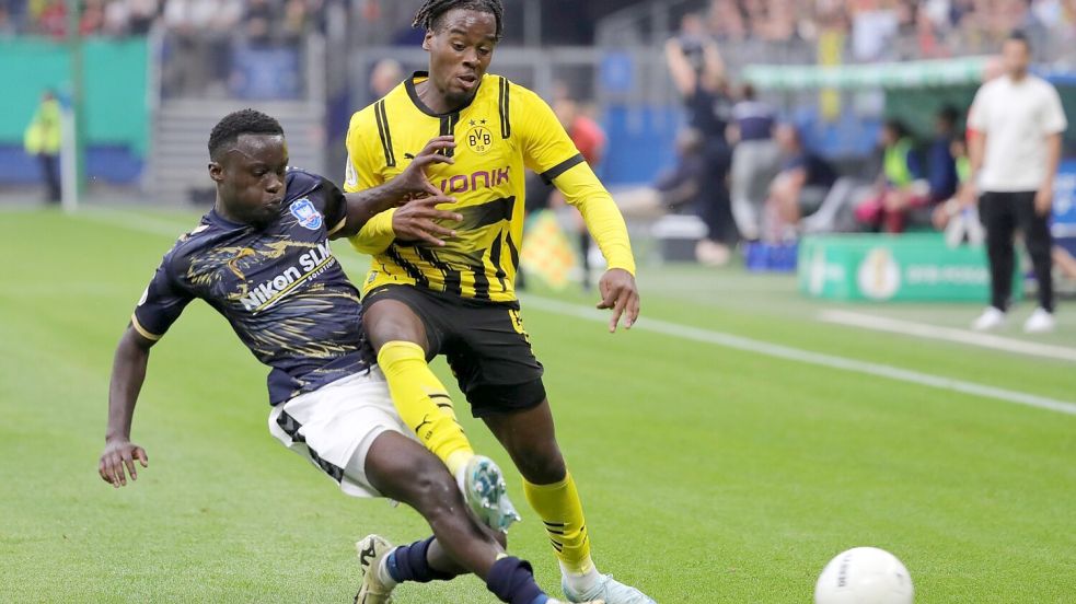 Im DFB-Pokal durfte Emanuel Adou (links) im Trikot von Phönix Lübeck vor einem Jahr gegen Jamie Gittens und Borussia Dortmund spielen. Foto: Imago