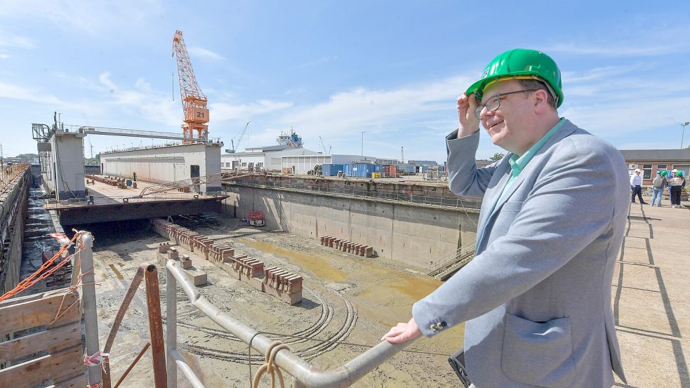 Der niedersächsische Umweltminister Christian Meyer (Grüne) besuchte am Montag, 11. August, in Emden die Werft EWD, die deutschlandweit als erstes Schiffe recyceln will. Foto: Klaus Ortgies