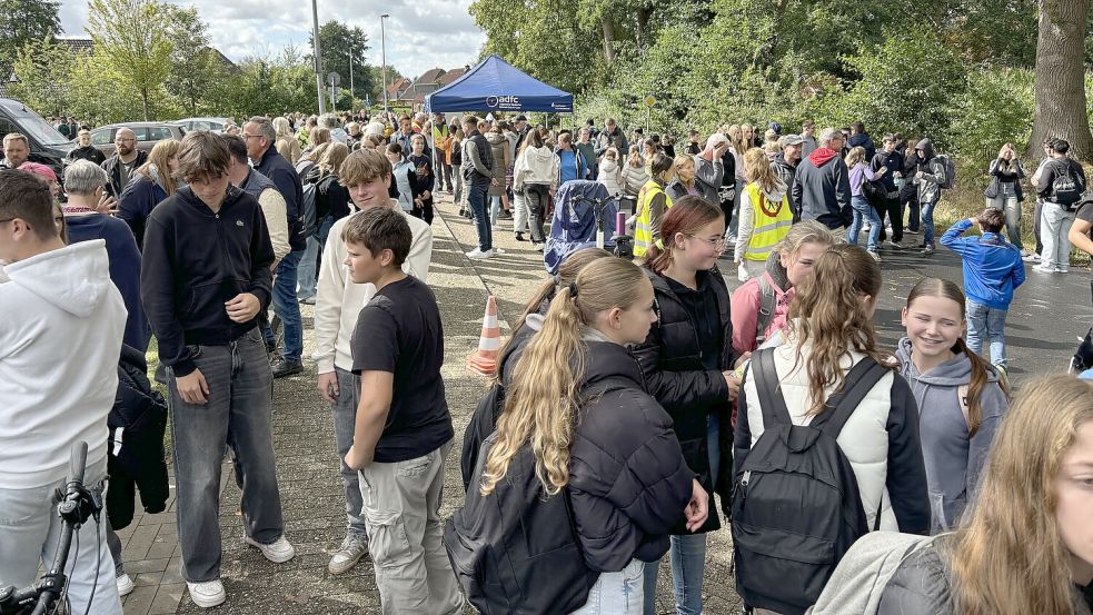 Hunderte Schüler nahmen am 13. September 2024 an einer Protestaktion auf der Schulstraße in Collhusen teil. Sie forderten einen sicheren Schulweg. Foto: Carsten Ammermann/Archiv
