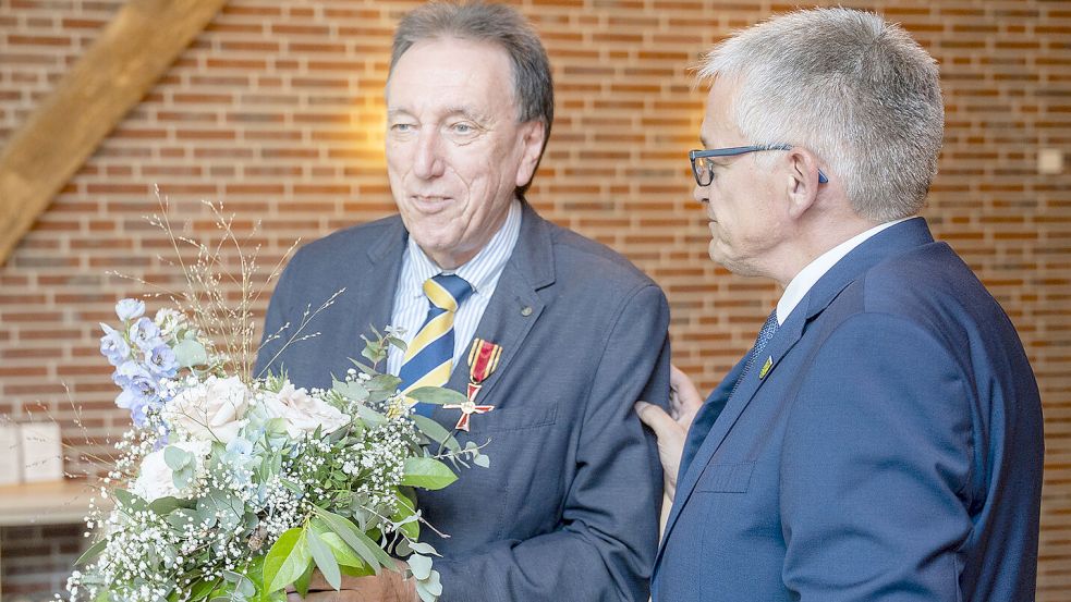 Landrat Olaf Meinen (rechts) verlieh Reiner Alberts das Bundesverdienstkreuz im Namen des Bundespräsidenten. Foto: Landkreis Aurich