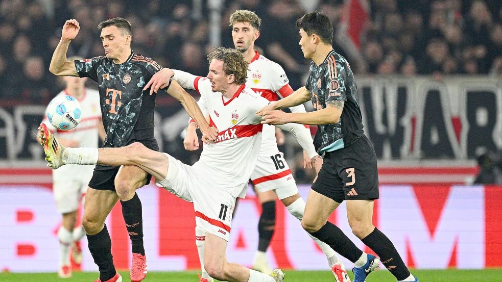Weiter Gegner: Nick Woltemade (M) im Einsatz gegen die Bayern in der Rückrunde der vergangenen Saison. Foto: Tom Weller/dpa