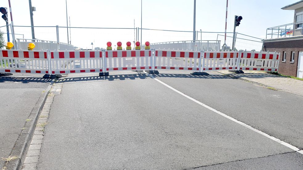 Die Schleusenbrücke ist derzeit abgesperrt. Foto: Bodo Wolters