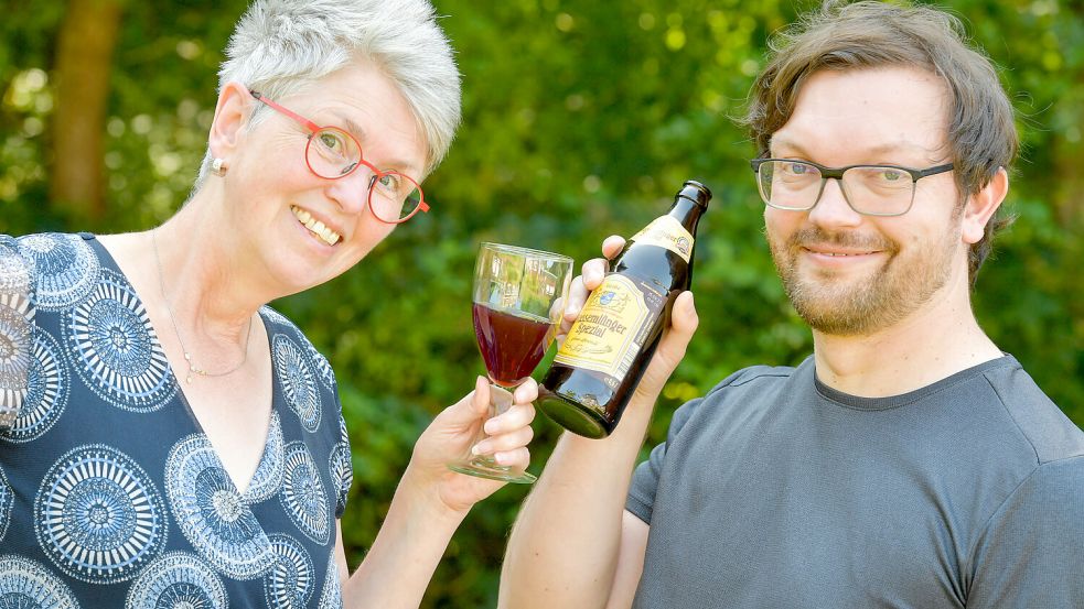Bier oder Wein zum Grillen: Karin Lüppen und Jonas Bothe sind unterschiedlicher Meinung. Foto: Klaus Ortgies