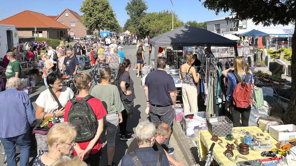 Blick vom Ende des Flohmarkts am Jannburger Weg auf die Abzweigung zum Gewerbegebiet „Am Dobben“. Foto: Nicole Böning
