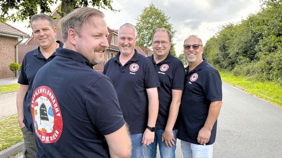 So sieht der Jannburger Weg in Wiesmoor an den übrigen 364 Tagen im Jahr aus. Diese fünf sind die Nachfolger von Ewald (von links): Harald Schmidt, Robert Winter, Rainer Kuhlmann, Christian Behrends und Uwe Jüttner. Foto: Nicole Böning